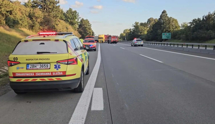 Na D2 u Blučiny se srazilo několik náklaďáků, uzavírka trvala devět hodin