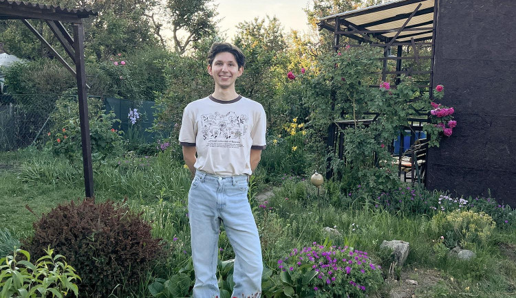 Student z Brna šije módu, která vydrží roky. Len si pěstuje sám