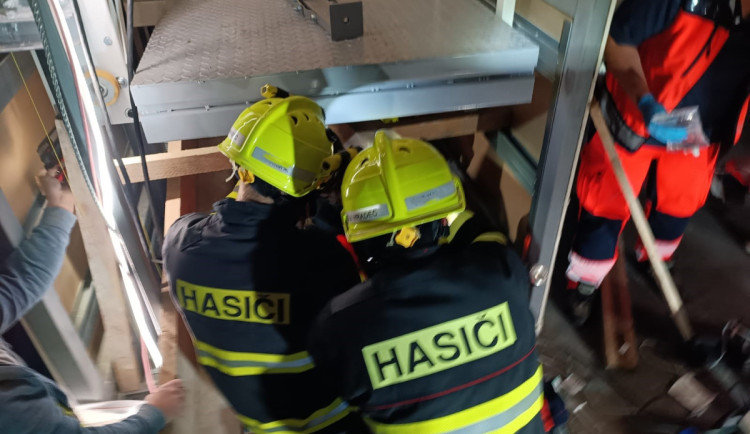 Při rekonstrukci pivovaru došlo k vážnému zranění, na muže spadl výtah