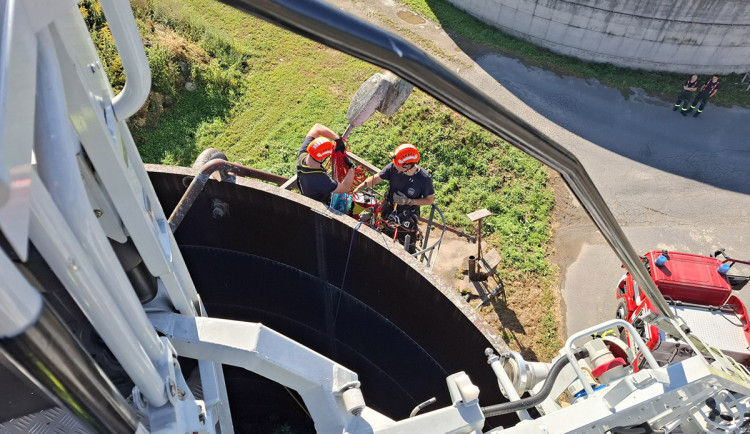 VIDEO: Mladý čáp spadl v Jeseníku do zemědělské jímky. Do desetimetrové hloubky se vydali hasiči
