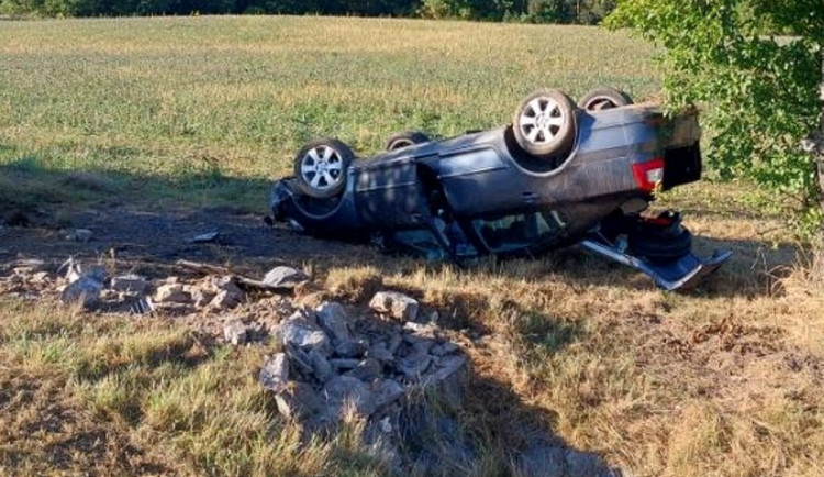 Osmnáctiletá řidička se v Brtnici lekla auta v protisměru. Její vůz šel na střechu