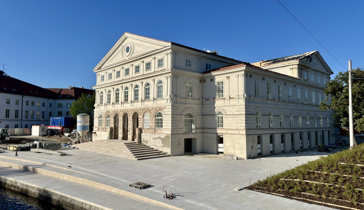 Termín je smrtící, ale zvládneme to, zní ze stavby KD Slavie