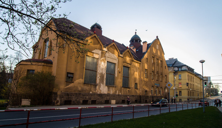 Rekonstrukci střechy lázní v Jablonci nad Nisou zkomplikovaly dřevokazné houby