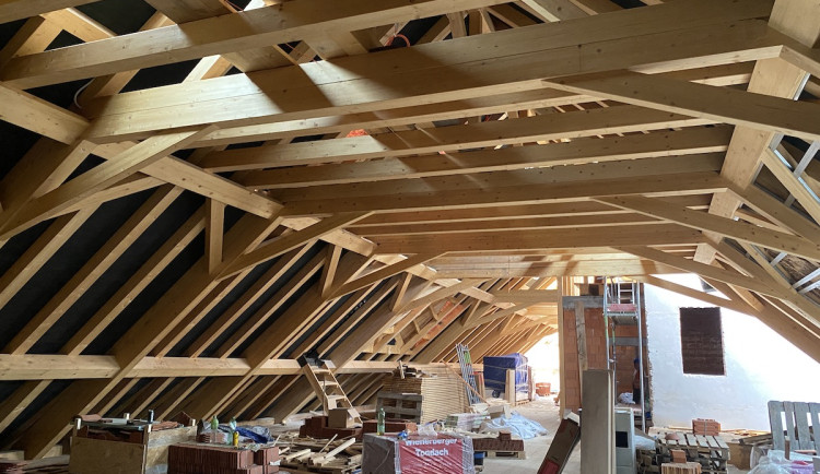 Rekonstrukce Kounicova domu pokračuje. Hotový je nový krov