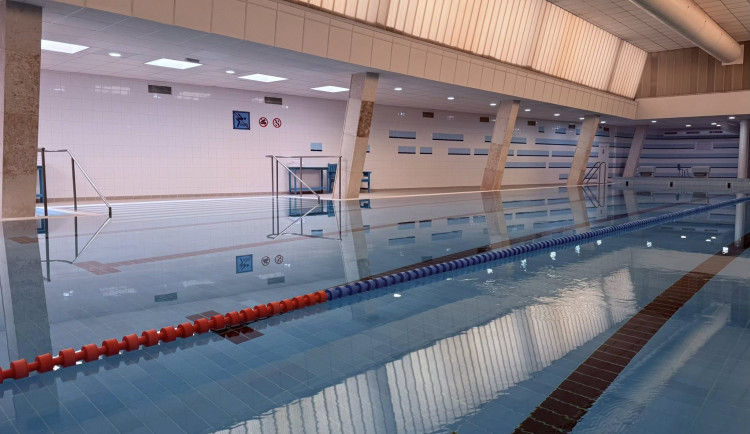 V Karlových Varech se dnes po rekonstrukci otevřel bazén v Alžbětiných lázních.