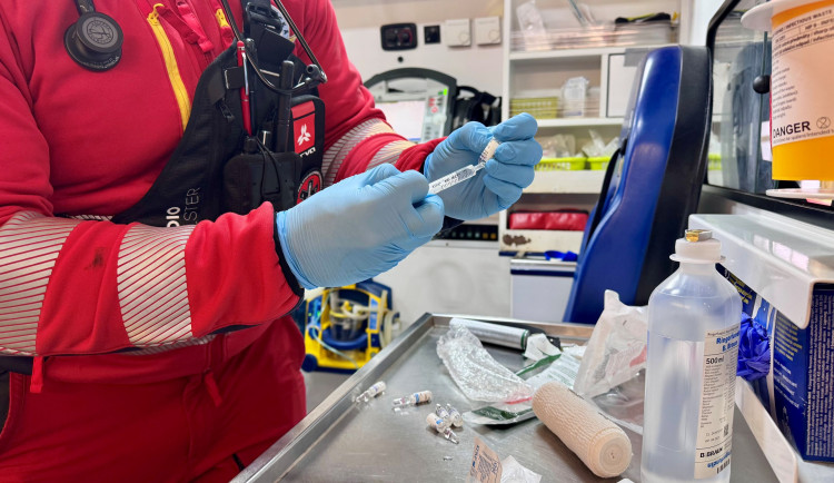 Drama na Frýdecko-Místecku. Muže zasáhl elektrický proud, letěl pro něj vrtulník