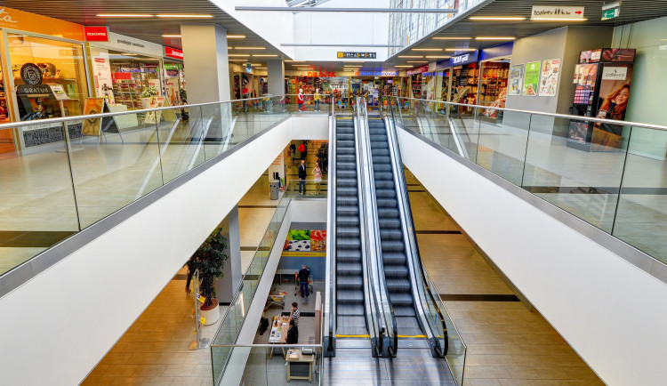 V prostějovském obchodním centru tříletý chlapec zastavil eskalátor, hrál si s klackem