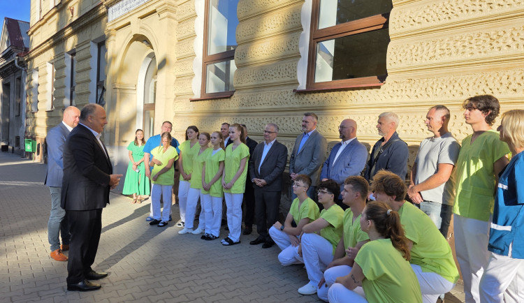 Náchod staví budoucnost zdravotníků: nové učebny i moderní lůžka pro studenty