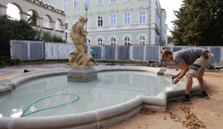 Neptun se vrací do Krnova. Opravená kašna vytryskne už v polovině září
