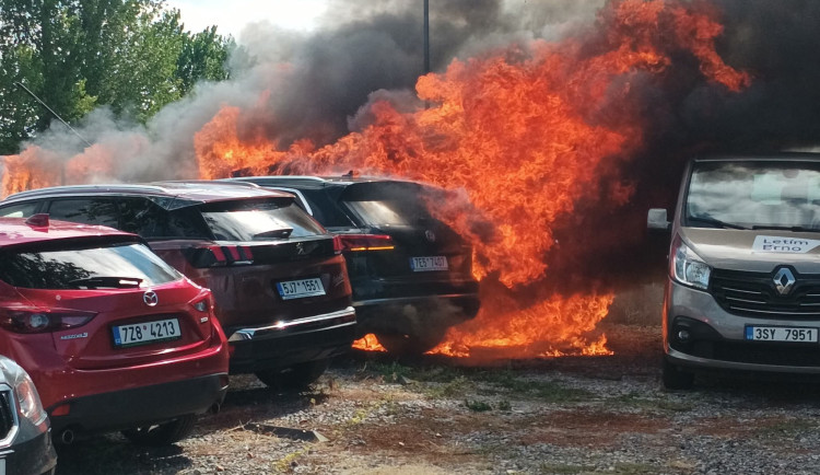 Ve Slatině dnes vzplálo několik aut, zřejmě šlo o závadu na elektroinstalaci