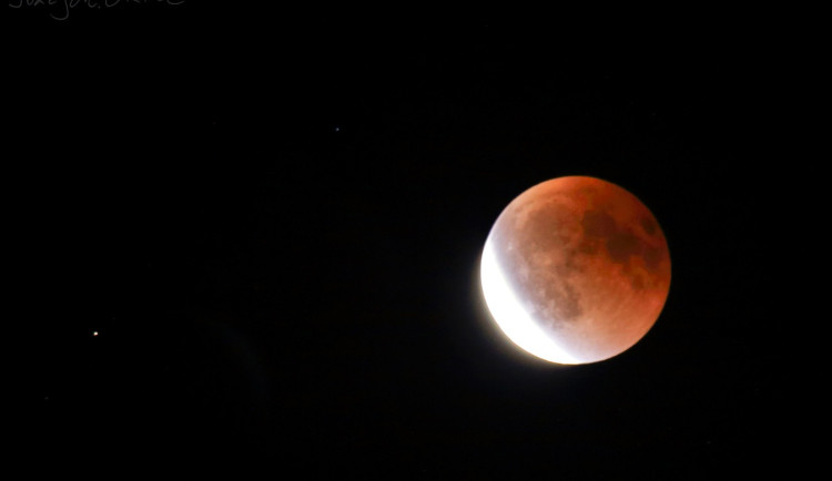 FOTO: Výjimečná událost. Zatmění měsíce v noci na dnešek fotili i lidé na Vysočině