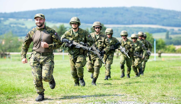 Zdravotnice odmítly vinu za smrt studenta při vojenském výcviku ve Vyškově