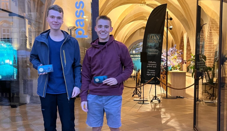 Ve Staroměstské radnici prodávají novou Brownovu knihu, lidé čekali přes noc