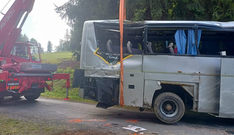 Osm z třicítky zraněných při havárii autobusu v Beskydech zůstalo v nemocnici