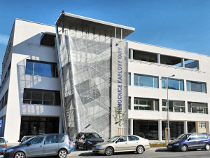 Audit Karlovarské krajské nemocnice našel řadu nedostatků, přesto hospodaří