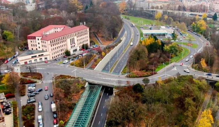 Karlovarský kraj tlačí na rychlejší rozhodnutí o obchvatu Karlových Varů.
