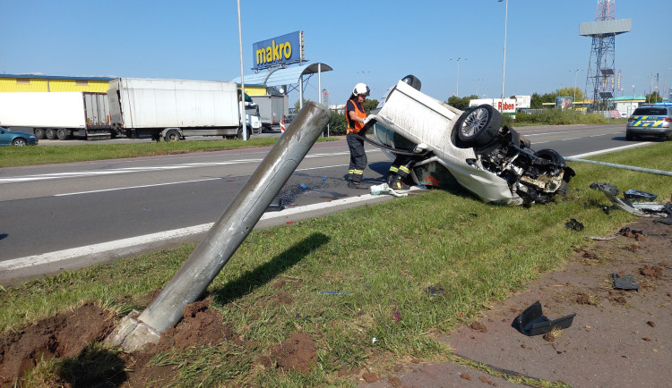 Řidič vzal cestou u hradeckého Makra sloup veřejného osvětlení