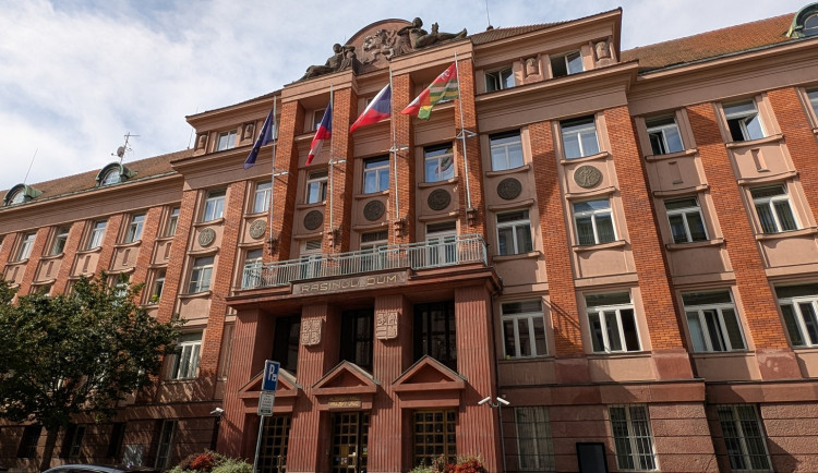 NCOZ po úterním zásahu v Plzeňském kraji a Praze obvinila devět lidí