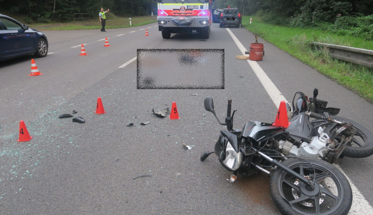 Šestnáctiletý motorkář narazil do auta, zdravotníci ho museli uvést do umělého spánku