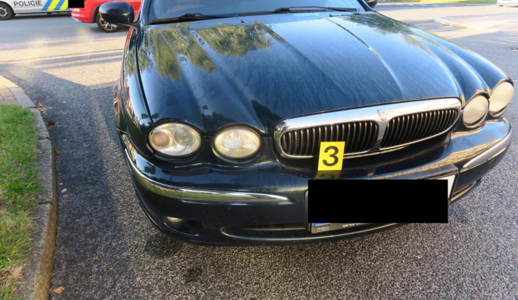 Jaguar srazil v Jablonci na přechodu mladého chodce, přehlédl ho