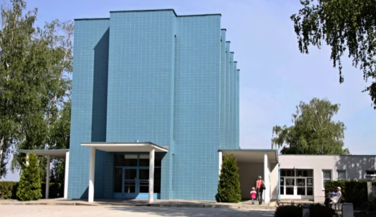 Otřesný čin na hřbitově v Neředíně. Někdo zničil nebo dokonce otevřel desítky hrobů a uren