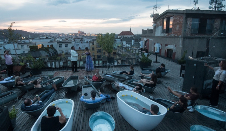 Hudební lázně ve vanách. Karlovy Vary chystají happening k poctě Davida Bechera