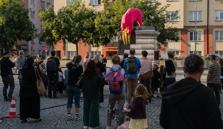Holešovická tržnice odhalila nové sousoší Trh a jatka