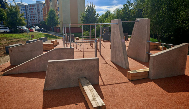 Český Krumlov otevřel parkourové hřiště, má vysoké zdi i prostor pro akrobatické prvky