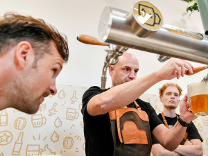 Zahraniční výčepní obdivují při výcviku rychlost svých českých kolegů, jak čepují pivo