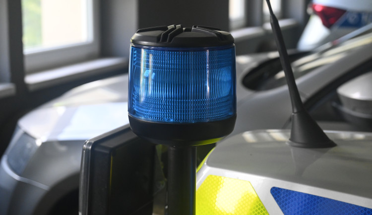 Mám tu muže, co nechce vystoupit, volal strojvedoucí na 158. Vyjela k němu policie