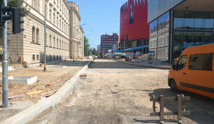 O půlnoci se znovu otevře jihlavská Tolstého ulice. MHD najíždí na běžný režim