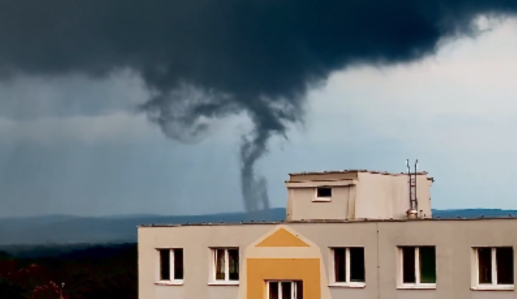 U Hodonína se v sobotu vyskytlo slabší tornádo. Škody zřejmě nenapáchalo