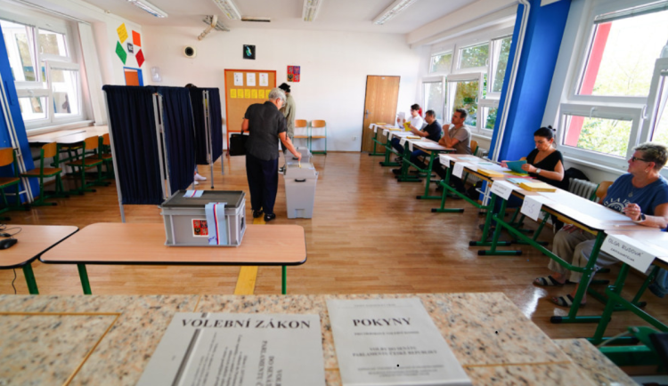 Strany v hradeckém kraji sázejí na kontaktní kampaň. Lákají i na ping-pong