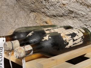 Vzácná archivní vína ze sbírky bečovského zámku dostanou nové korky