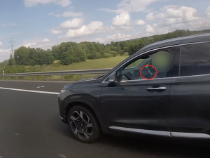 Policie varuje před používáním telefonu za volantem