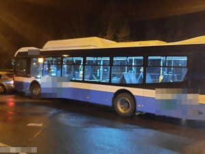 V Karlových Varech se srazilo osobní auto s autobusem. Policie hledá svědky