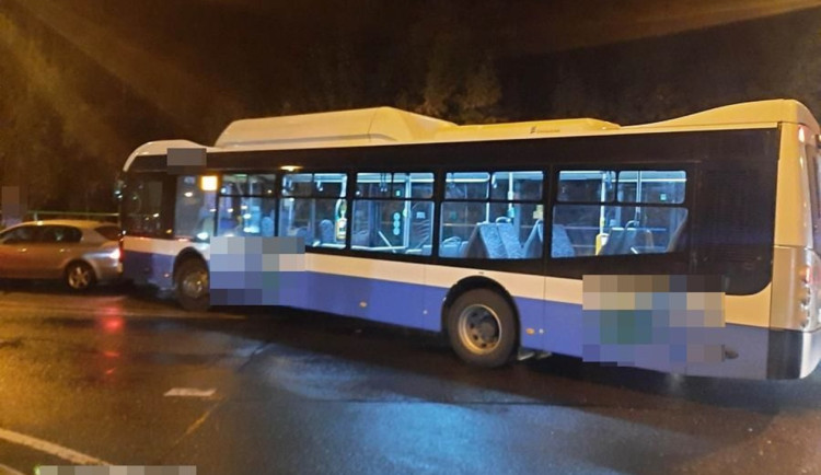 V Karlových Varech se srazilo osobní auto s autobusem. Policie hledá svědky. Foto: Se svolením Policie ČR