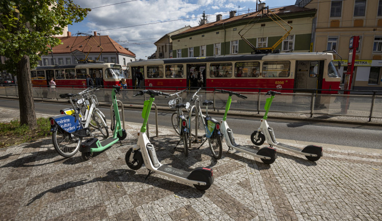 Lime a Bolt chtějí problém sdílených koloběžek řešit jednotnými pravidly, ne zákazem