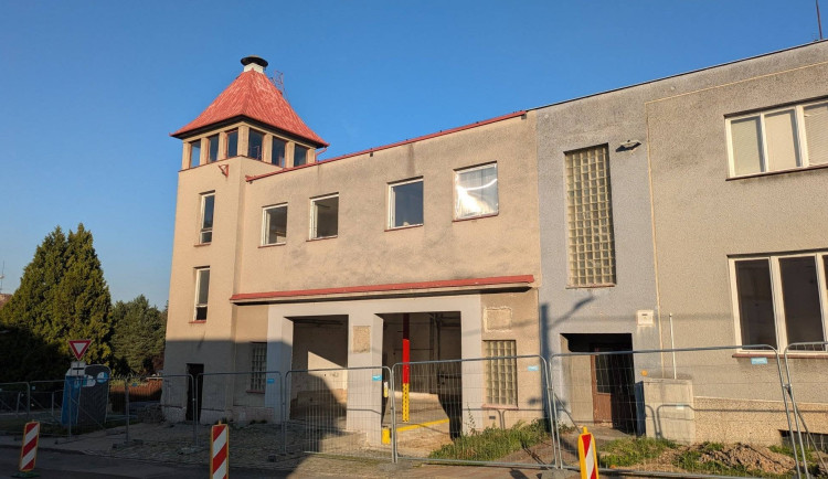 Demolice staré zbrojnice v Klimkovicích uvolní místo pro novou za 70 milionů korun