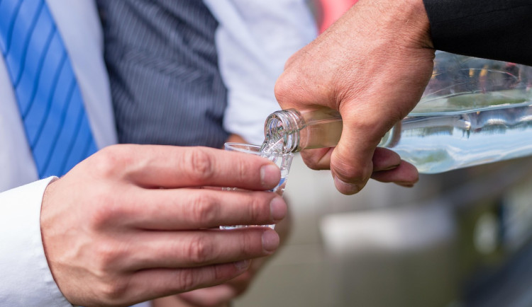 Opilý řidič autobusu vezl studenty z Brna do Jeseníků. Cesta skončila v Olomouci