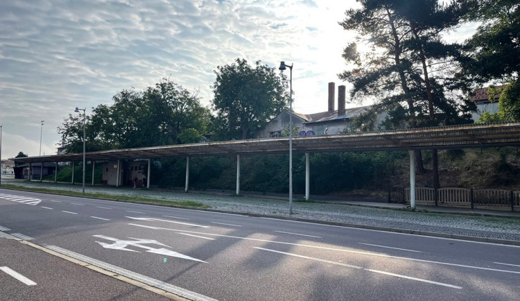 Chátrající autobusové nádraží se ve Znojmě změní na parkoviště