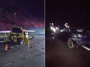 Řidič jednoho z vozů, které se srazily v noci na dálnici, v nemocnici zemřel