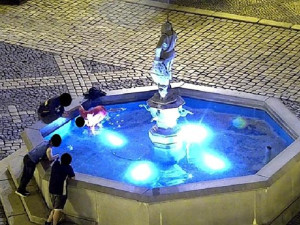 Mladíci lovili v Chebu peníze za kašny, strážníci jejich počínání vyřešili pokutou