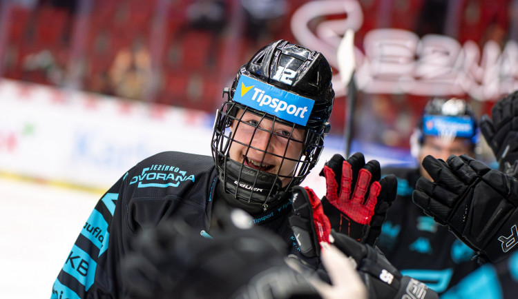 Šestnáctiletý Tomek je nejmladším dvougólovým hráčem klubu, Energie přesto prohrála. Foto: Se svolením HC Energie Karlovy Vary