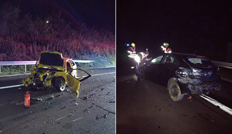 Řidič jednoho z vozů, které se srazily v noci na dálnici, v nemocnici zemřel. Foto: Se svolením Policie ČR