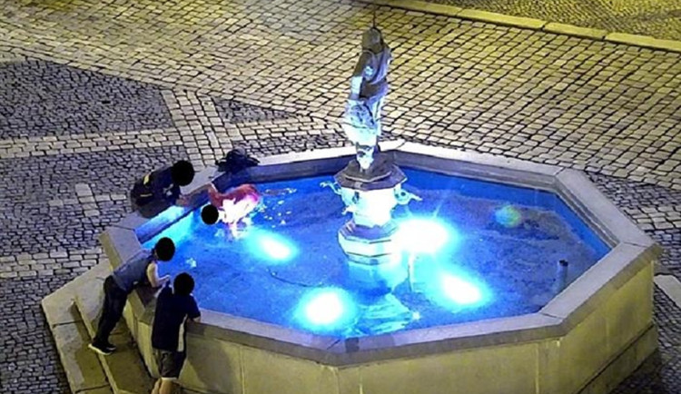 Mladíci lovili v Chebu peníze za kašny, strážníci jejich počínání vyřešili pokutou. Foto: Se svolením MP Cheb