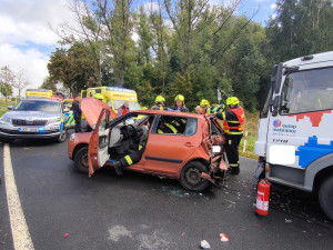FOTO: U Hroznětína se při nehodě zranili tři lidé, letěly pro ně dva vrtulníky