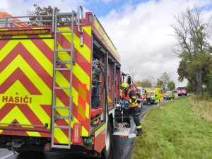 FOTO: U Hroznětína se při nehodě zranili tři lidé, letěly pro ně dva vrtulníky