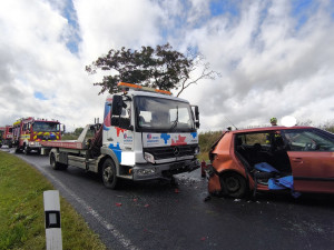 FOTO: U Hroznětína se při nehodě zranili tři lidé, letěly pro ně dva vrtulníky
