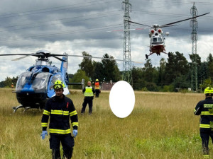 FOTO: U Hroznětína se při nehodě zranili tři lidé, letěly pro ně dva vrtulníky
